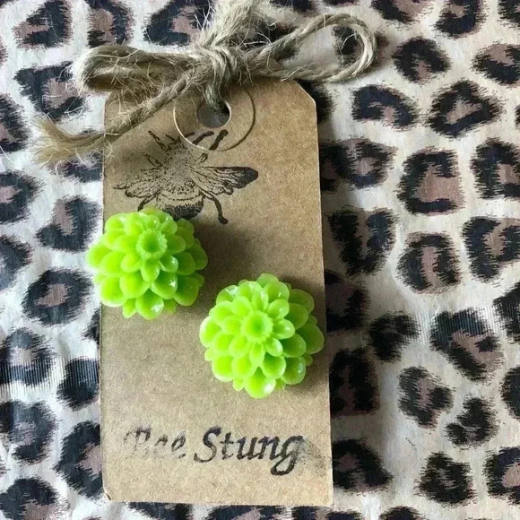 Handmade Bright Green Flower Earrings NEW - Picture 1 of 2